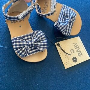 Blue & white gingham!! The sweetest little shoes for your little💙🤍💙adjustable